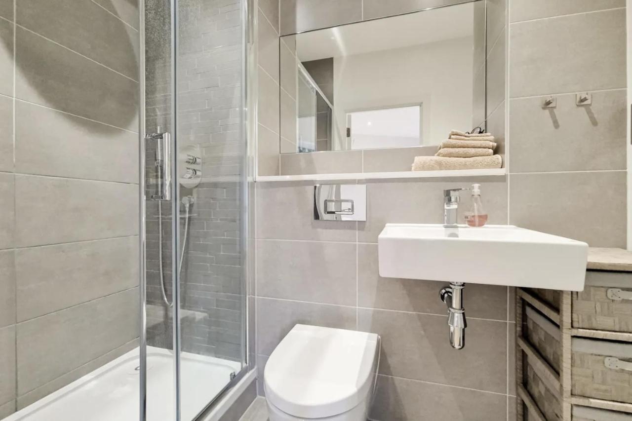 Luxury 2 Bed 2 Bath With Balcony New Build Apartment *South Central London* المظهر الخارجي الصورة