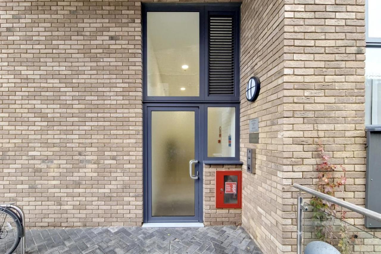 Luxury 2 Bed 2 Bath With Balcony New Build Apartment *South Central London* المظهر الخارجي الصورة