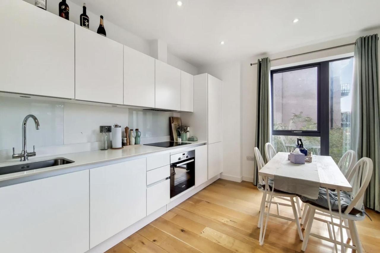 Luxury 2 Bed 2 Bath With Balcony New Build Apartment *South Central London* المظهر الخارجي الصورة
